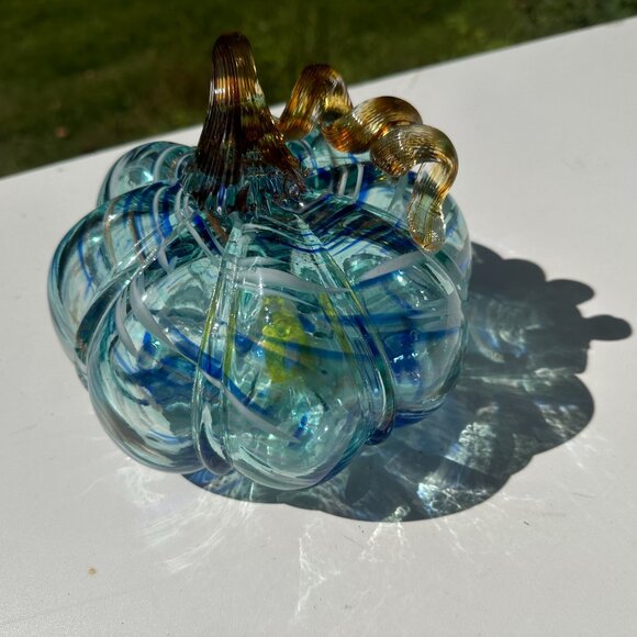 #5261 CLEAR W/ BLUE & WHITE SWIRL PATTERN GLASS PUMPKIN - Picture 9 of 11